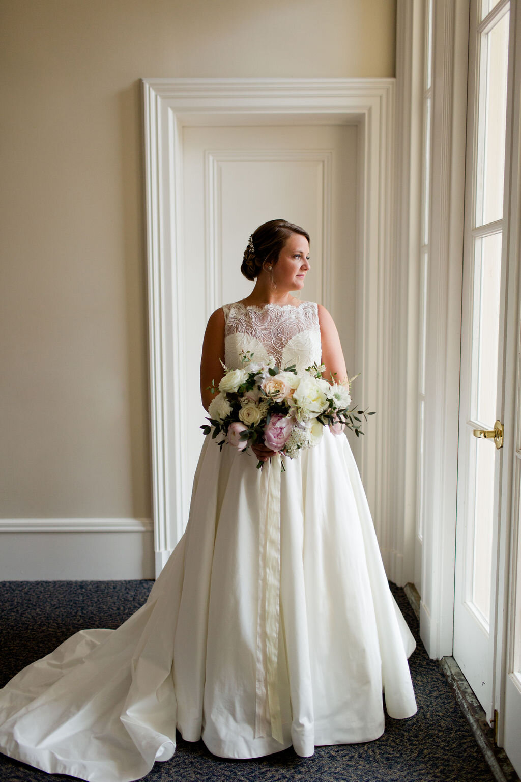 Elegant bridal gown with pockets and light pink and white bridal bouquet - Pearl Weddings &amp; Events