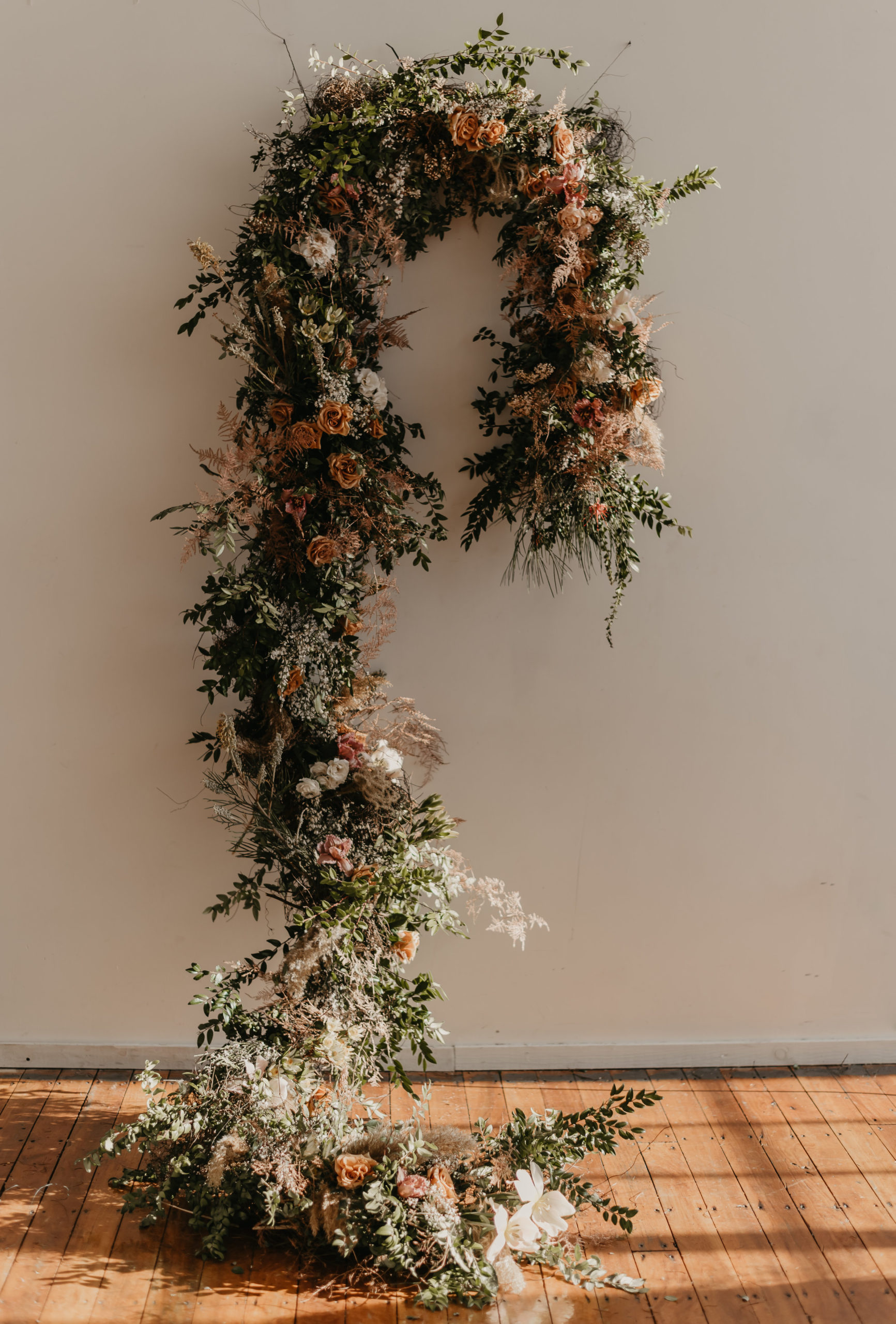 Neutral Mid-Century Modern Boho Ceremony floral Installation design - Pearl Weddings &amp; Events
