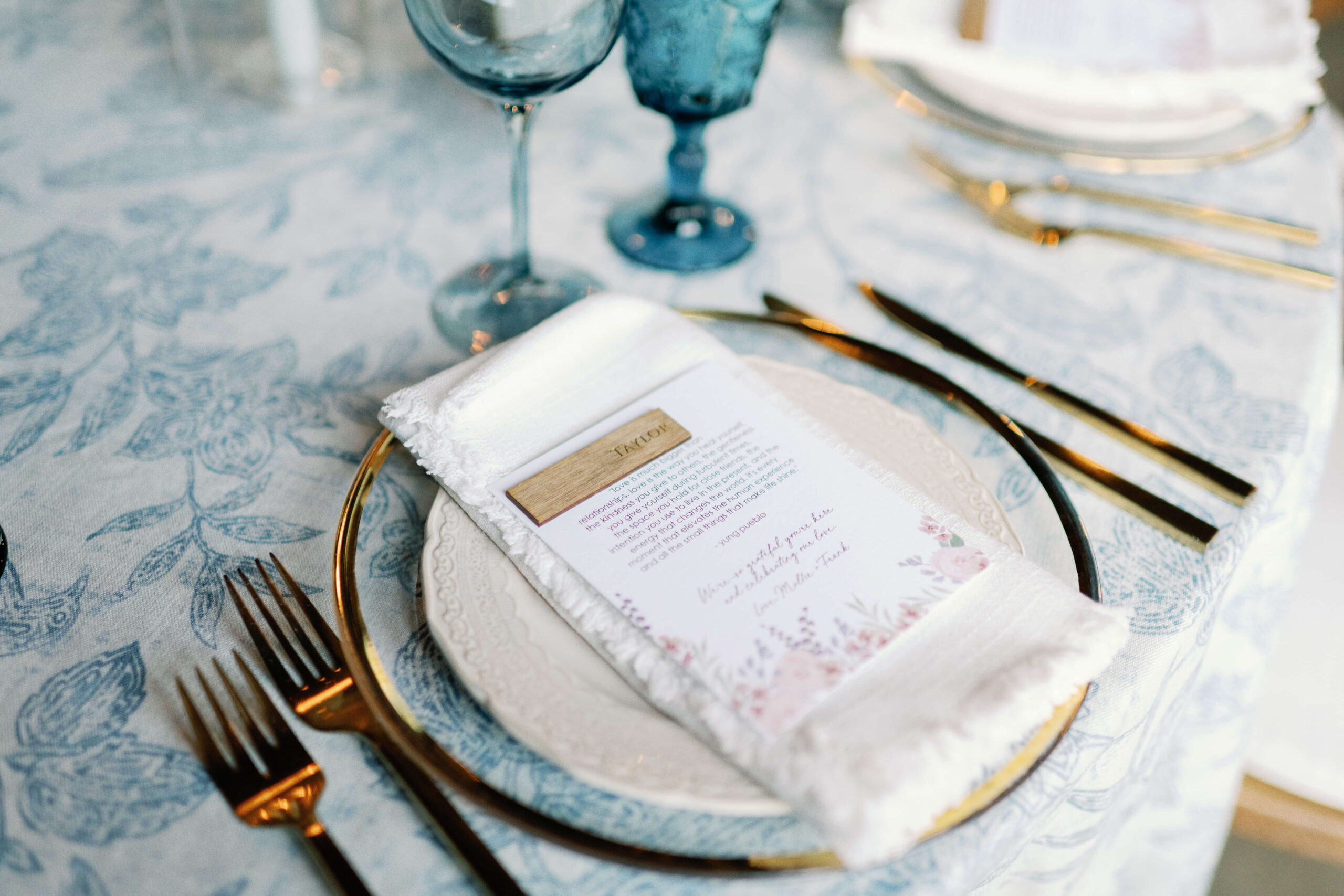 Use solid colors and gold accents with your patterned linen. 